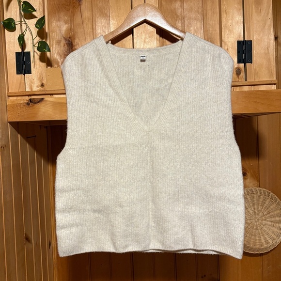 Uniqlo Oatmeal Wool Soft Lightweight Knit Boxy Relaxed Fit Sweater Vest - Picture 1 of 4